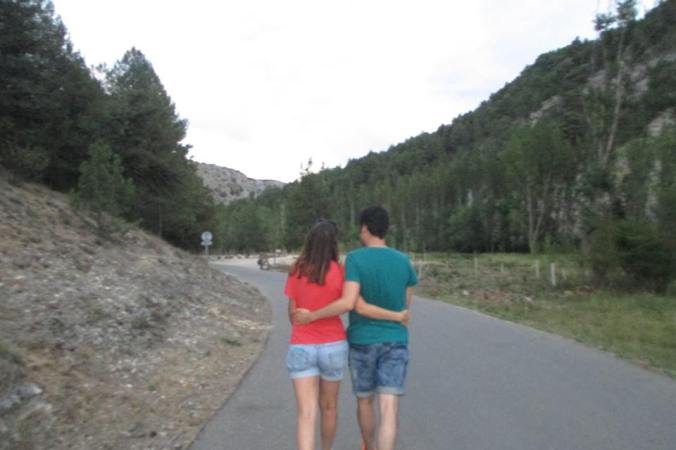 vir y cheche de espaldas camino